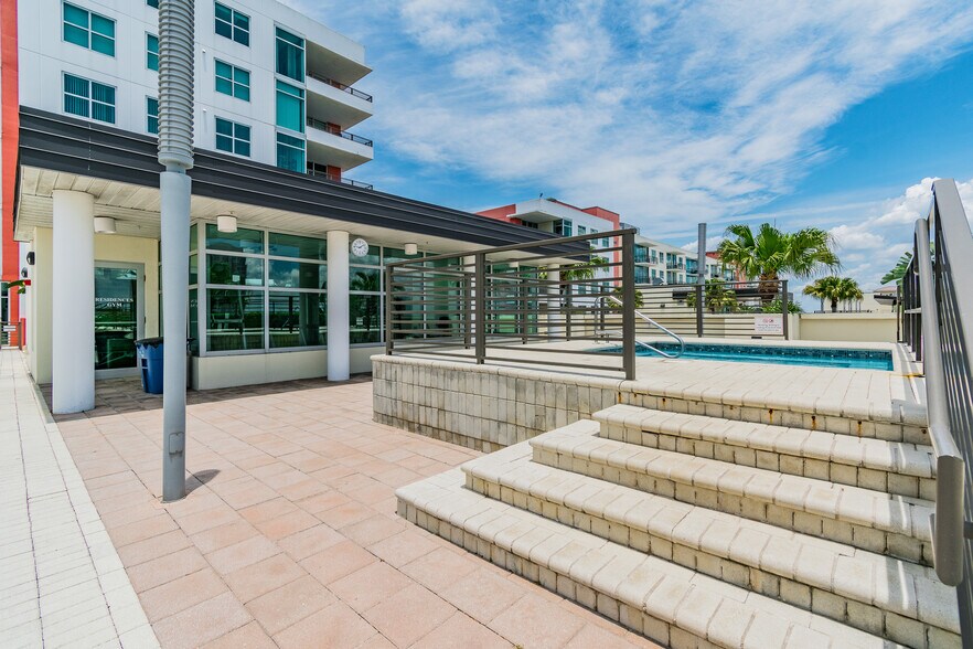 Outdoor jacuzzi - 1120 E Kennedy Blvd