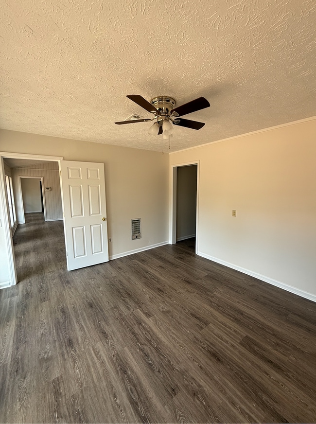 Building Photo - Newly Renovated!!!