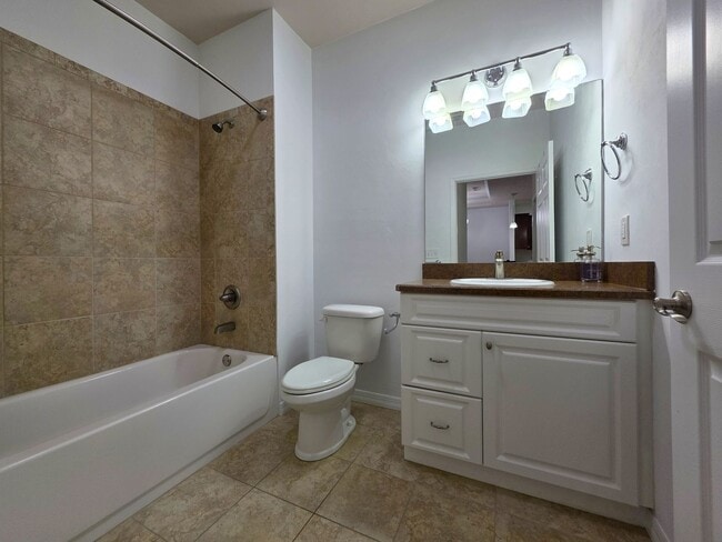 Building Photo - For rent 2 bedroom 2 bathroom 1 car garage condominium