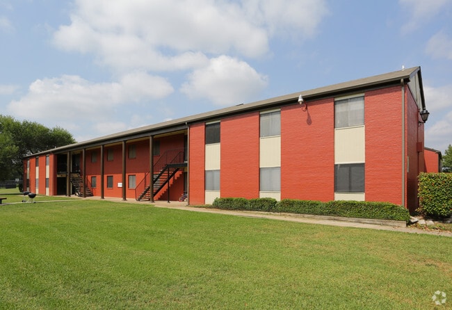 Building Photo - 1800 Primrose Dr