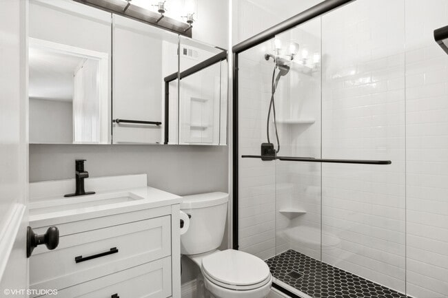 Building Photo - 1540 N La Salle Dr