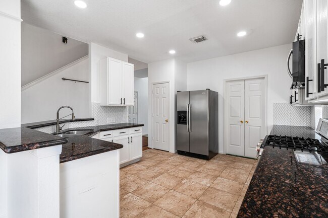 Building Photo - Gorgeous Pulte home in Sunrise Lakes