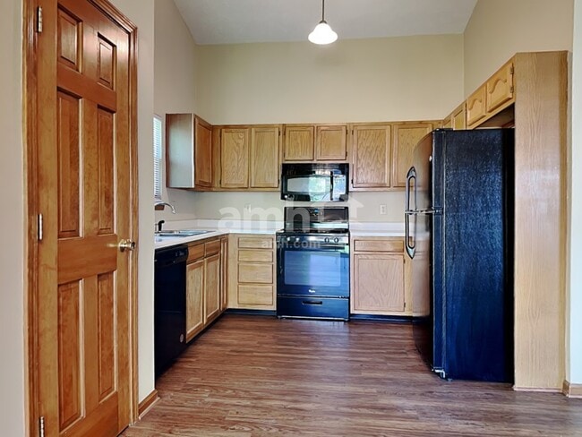 Building Photo - 3326 Redbud Ct