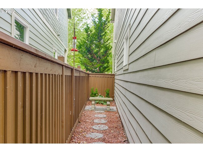 Building Photo - Amberglen Neighborhood 3 Bed 2.5 Bath Townhome w/ Garage, A/C, Washer & Dryer~ Convenient to ONPR...