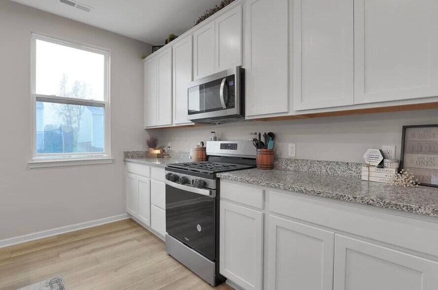 Building Photo - 5520 Violet St