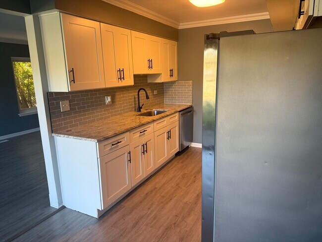 Building Photo - 1319 Kingsbury Dr