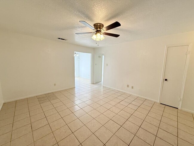 Building Photo - 206 Jason Dr