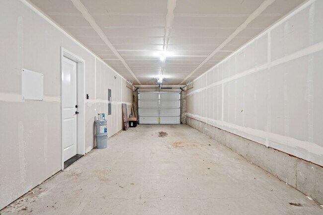 Building Photo - Luxury Townhome in Central Kitsap