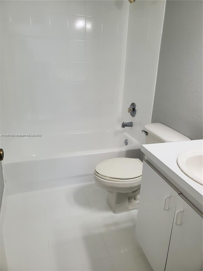 Building Photo - 9310 Fontainebleau Blvd