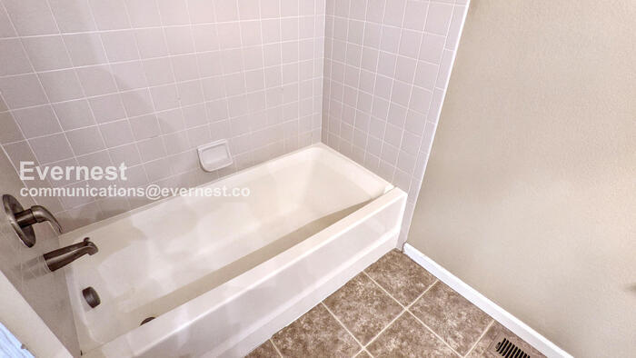 Building Photo - 2921 Kansas Dr