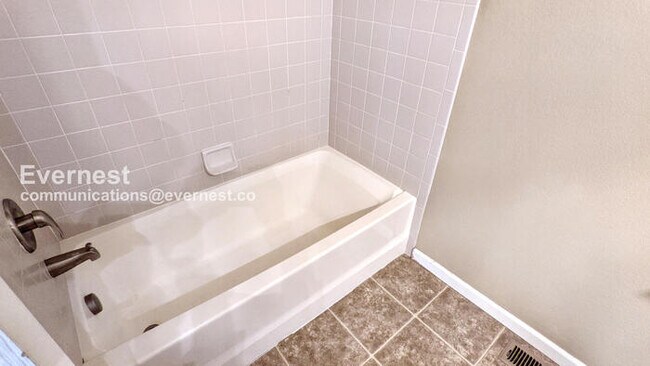 Building Photo - 3 Bed/2 Bath Townhome with Garage / Availa...