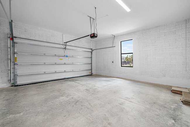 Building Photo - 920 SW Newfield Ave