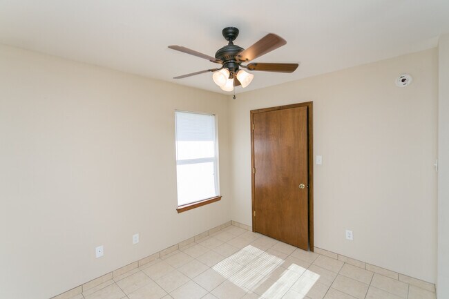 Building Photo - 16111 Rolling Meadows Dr