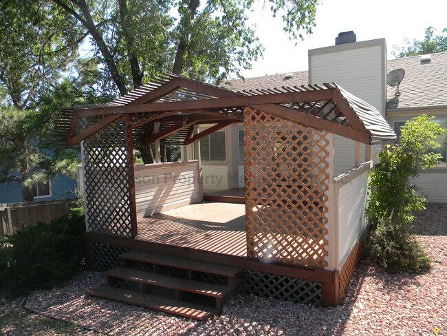 Building Photo - Spacious 3 Bedroom House on the West Side with Mountain Views