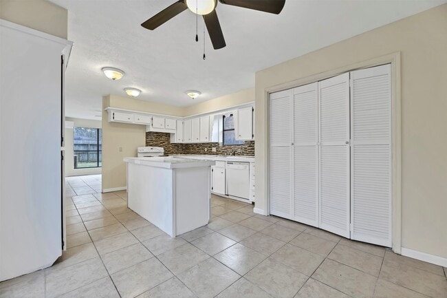 Building Photo - 9842 Pinehurst St