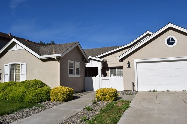 Building Photo - Spacious 5-Bedroom Home for Rent