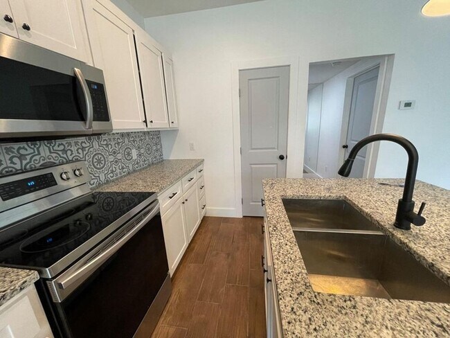 Building Photo - New 3 bedroom 2 bath