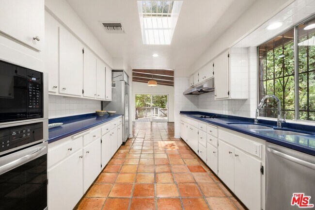 Building Photo - 2370 Nichols Canyon Rd