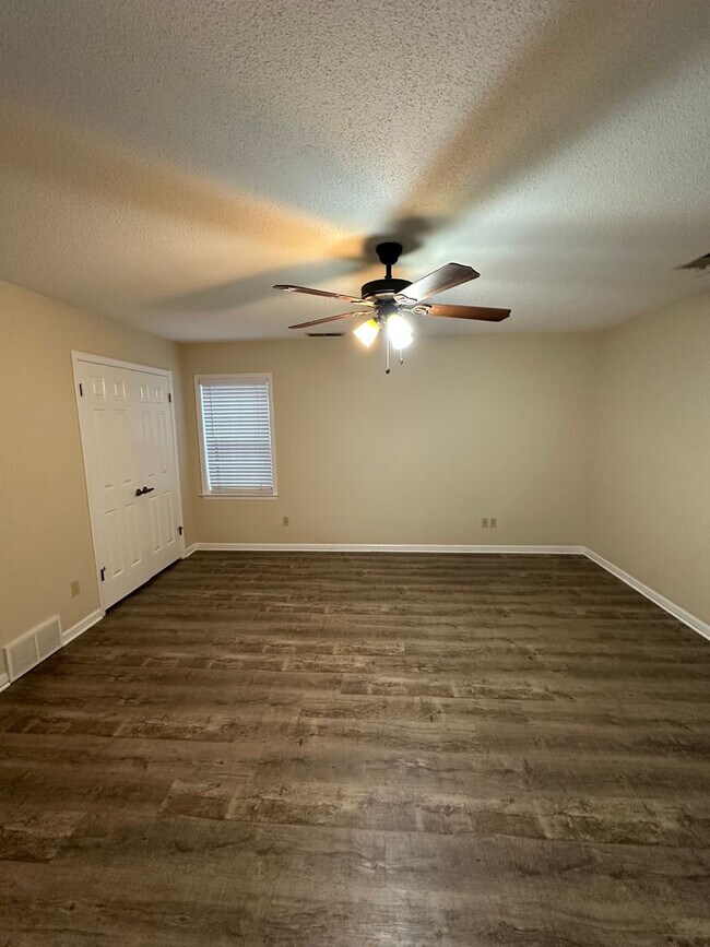Building Photo - Showings may begin 7/1/26. Spacious Germantown home! Walking distance to Farmington Elementary. S...