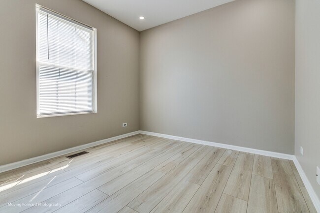 Building Photo - 1655 Whispering Oaks Dr