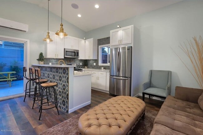 Building Photo - Private 1 Bed 1 Bath Back House with Yard ...