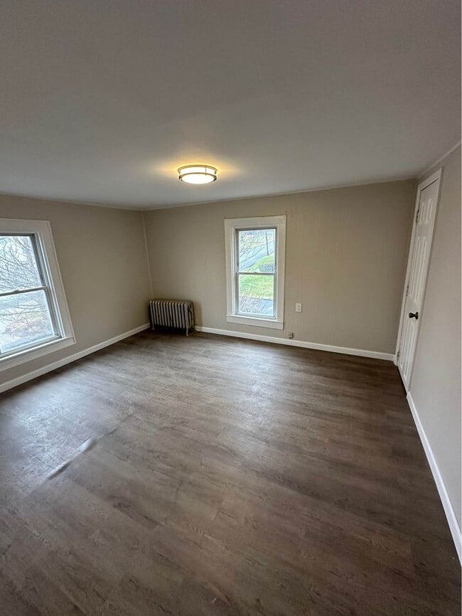 Building Photo - 220 Crane St