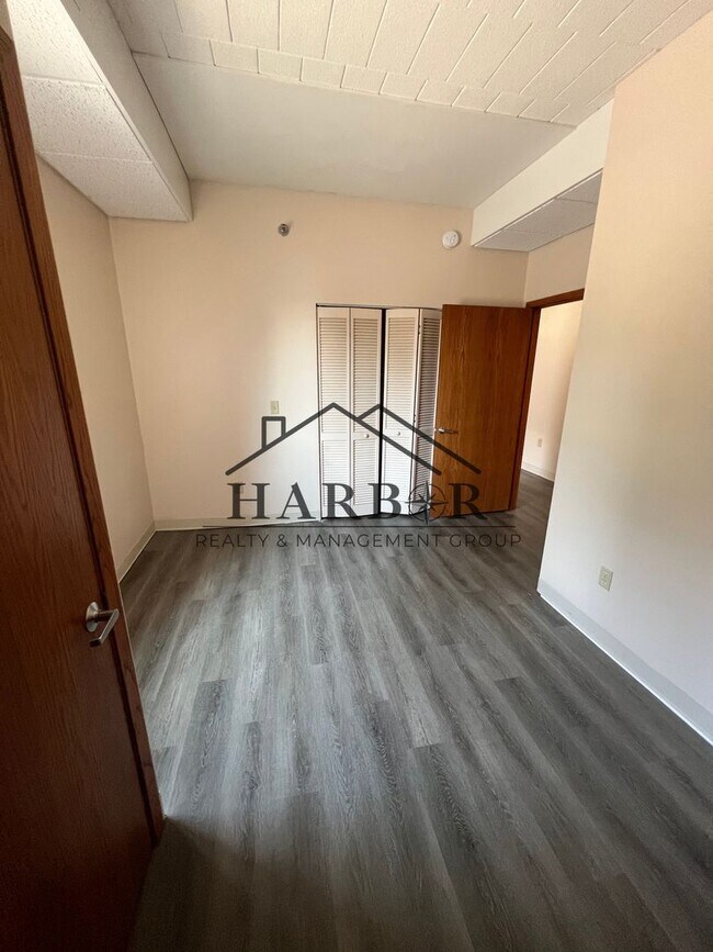 Building Photo - Oak Tree Flats - 1105 - 101