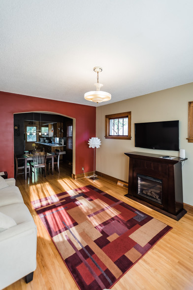 Living room - 920 6th Ave SE