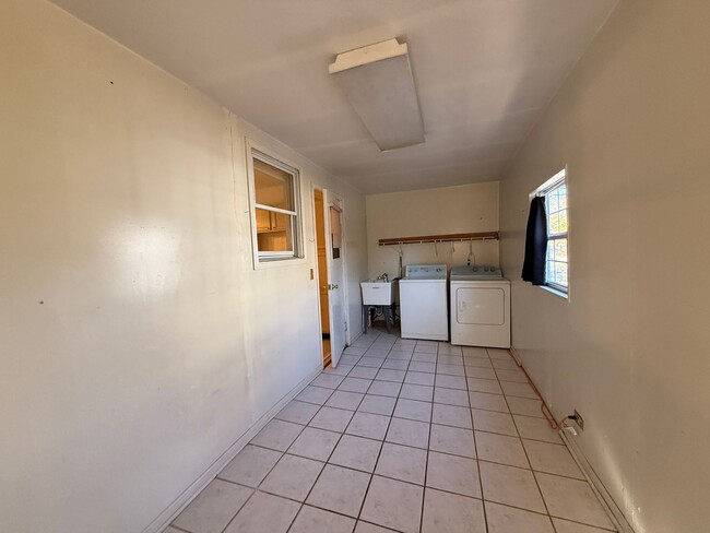 Building Photo - 2 Bedroom Unit available in Highland Park!