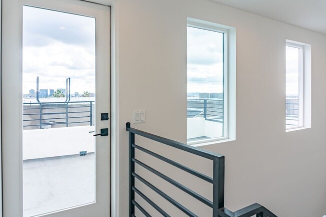 Building Photo - Beautiful Spacious Modern 3 Bedroom Townhome Available Now! - ONE MONTH FREE