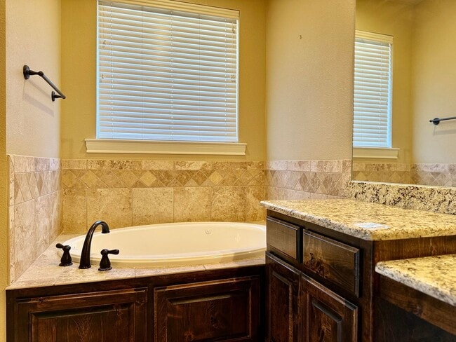 Building Photo - House For Rent