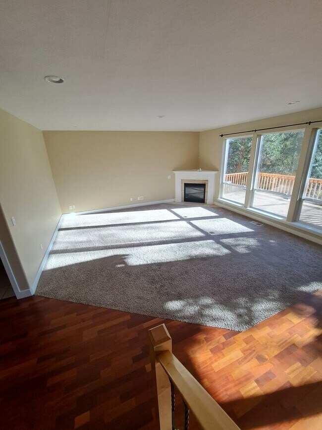 Building Photo - Secluded 5 bedroom Amazing Views Green Space