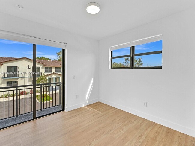 Building Photo - 6130 SW 36th Ct