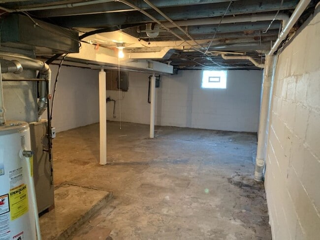 Building Photo - 2 Bedroom 1 Bathroom Single Family on Doub...