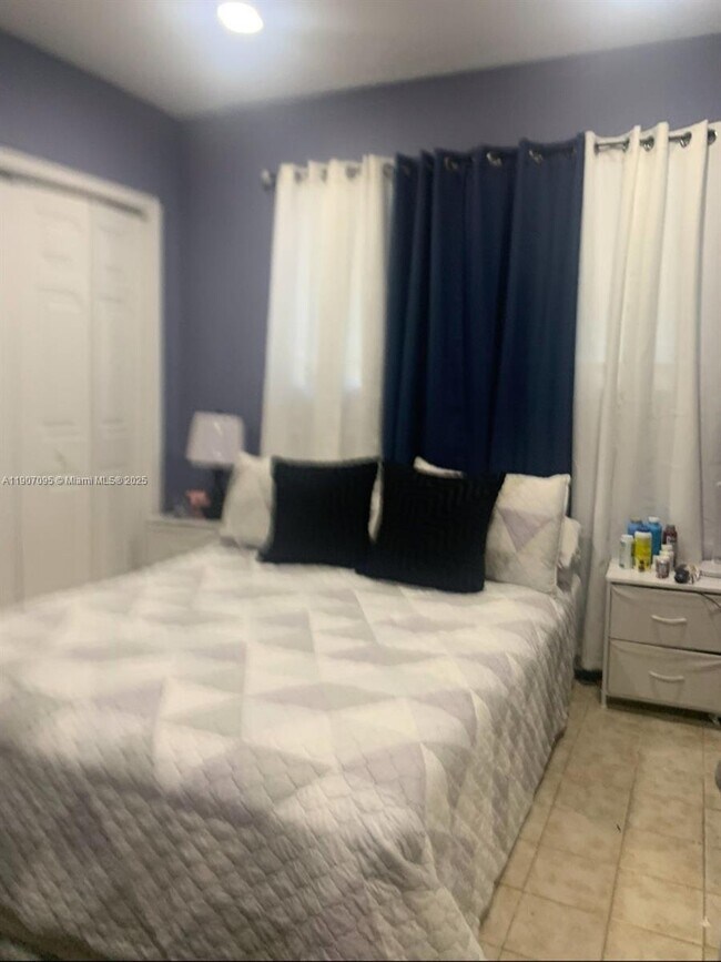 Building Photo - 570 W 46th Pl