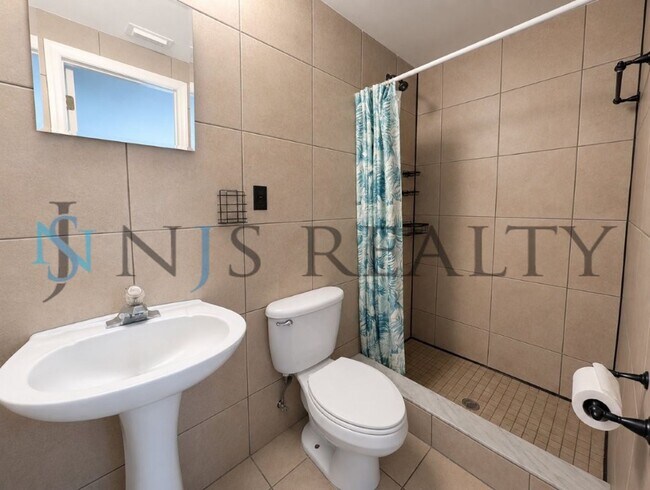 Building Photo - 3034 Roxbury Dr