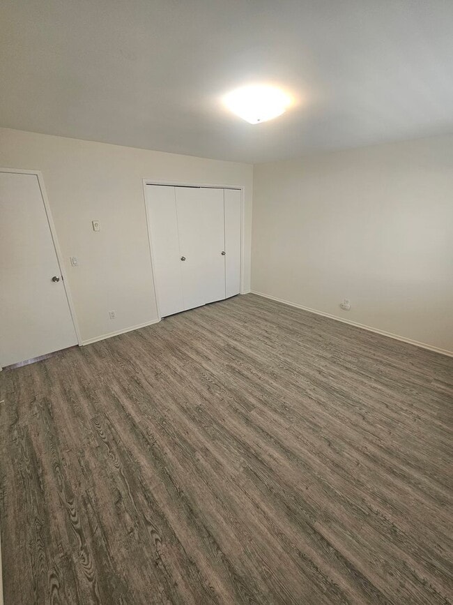 Building Photo - 2 bed 1.5 bath for rent just minutes away from the beach