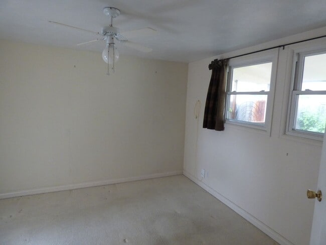 Building Photo - Perfect 2 Bedroom House