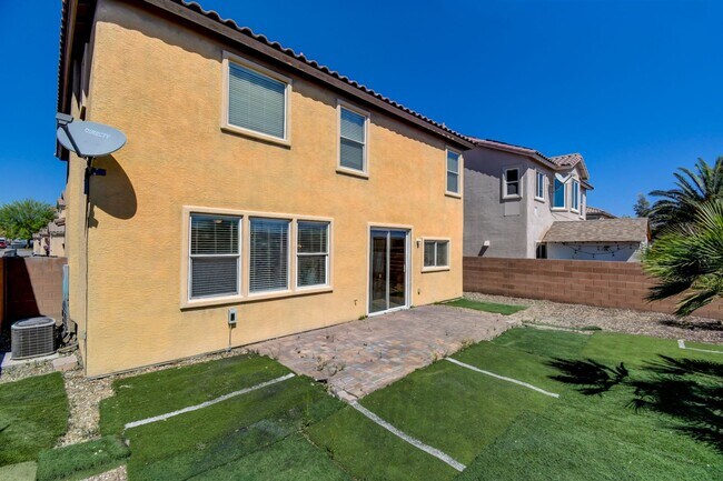 Building Photo - 4 Bed 3 Bath With Huge Loft