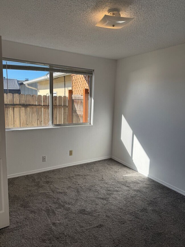 Building Photo - 2 bedroom 1 bath duplex in Springfield!