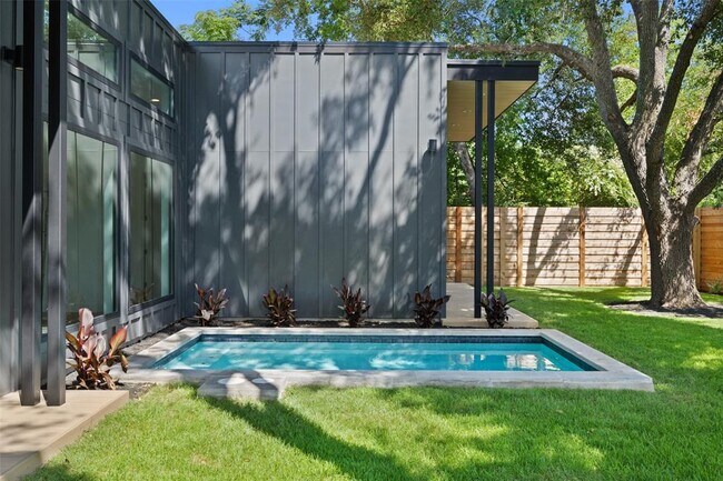 Building Photo - 2305 Southern Oaks Dr