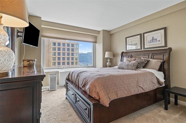 Building Photo - 320 Fort Duquesne Blvd