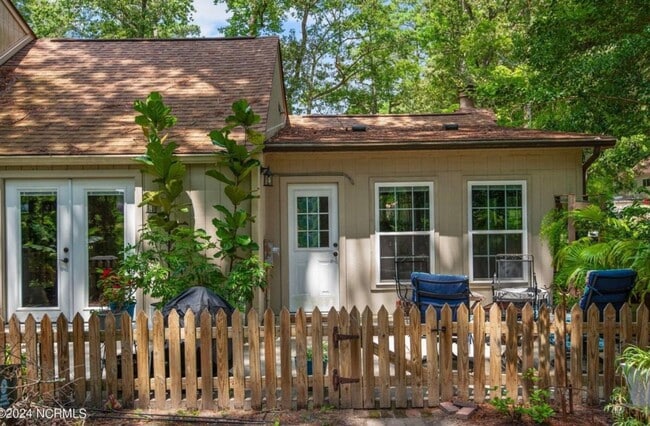 Building Photo - Exquisite One Level Townhome Quarterdeck Townes 2x2 Riverbend