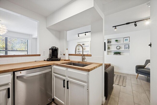 Building Photo - 604 Pressler St