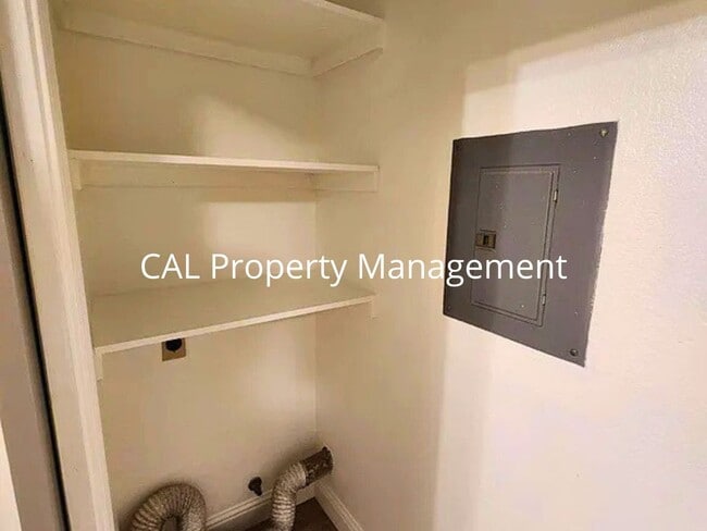 Building Photo - Cozy 1-Bedroom Apartment with Fireplace