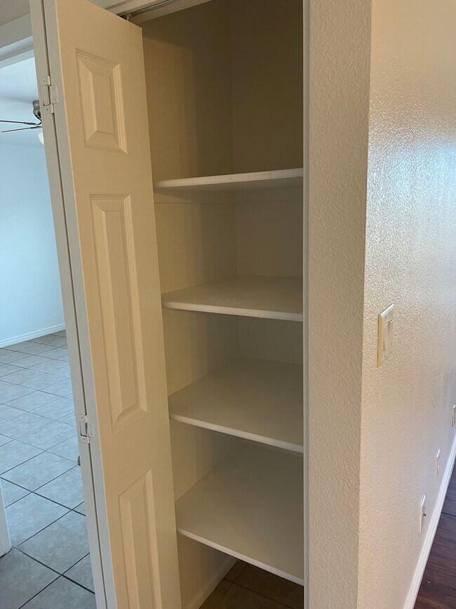 Building Photo - 2nd Floor condo For Rent