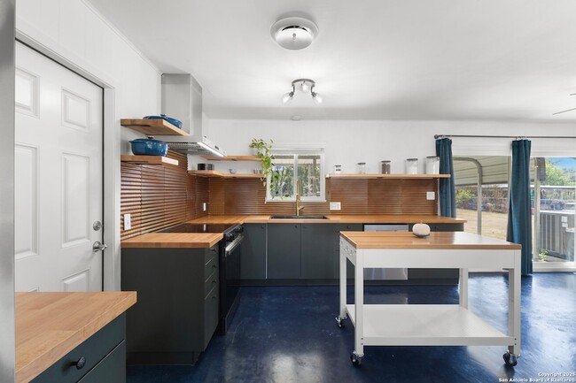 Building Photo - 1228 Rivercrest Dr