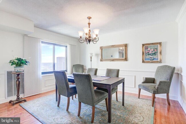 Building Photo - 307 Yoakum Pkwy