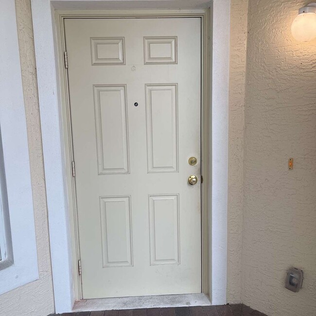 Building Photo - ** BEAUTIFUL UNFURNISHED 3 BED\2 BATH LAKE...