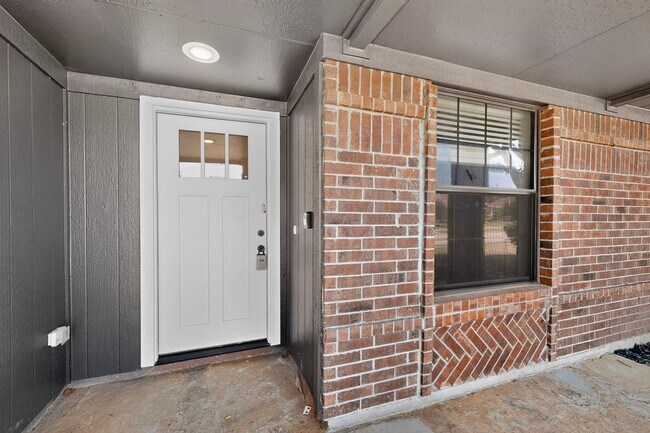Building Photo - 3701 University Dr